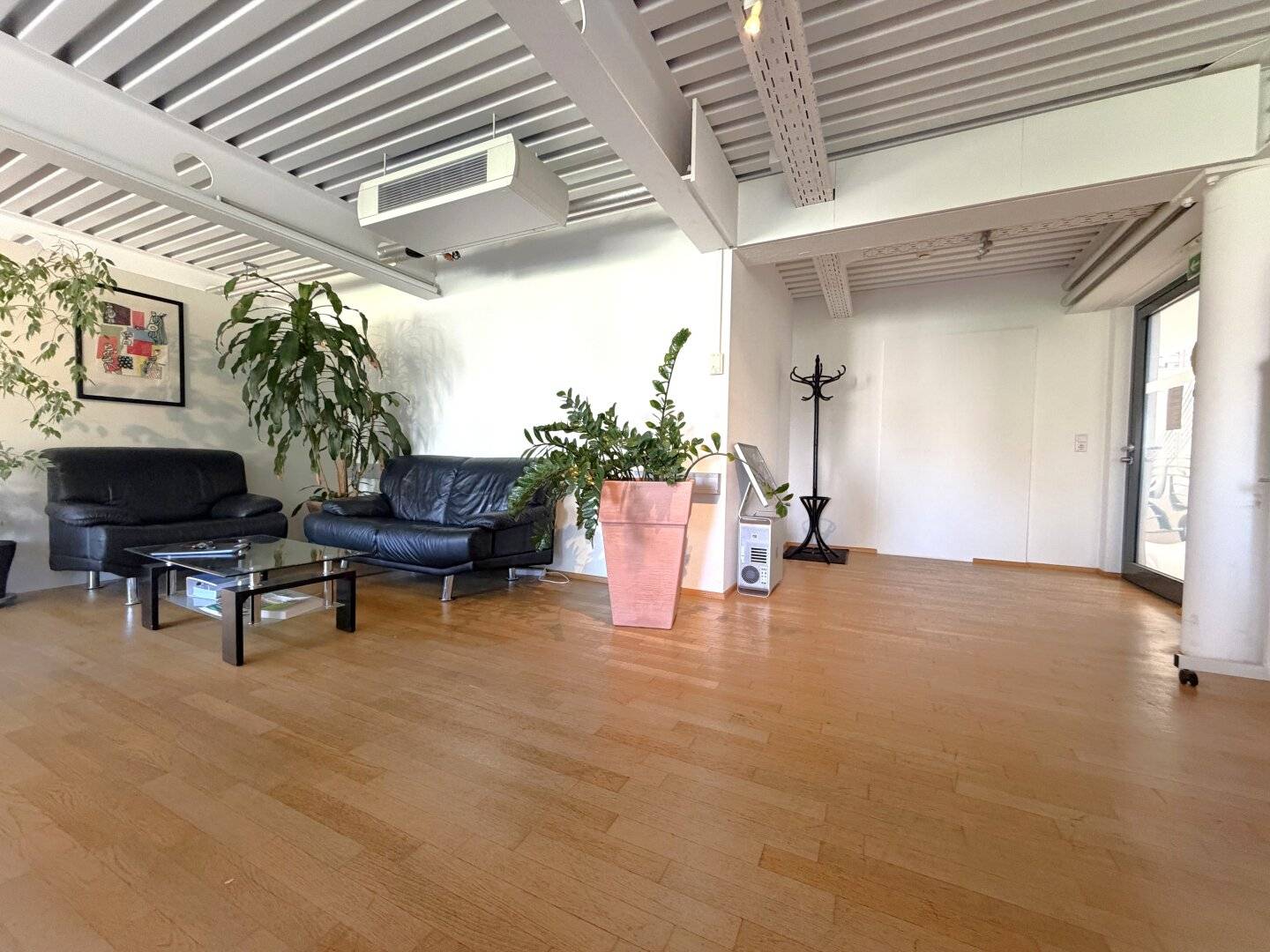 Helle-Klimatisierte Bürofläche mit Fernblick in Rankweil - Parkplatz inklusive