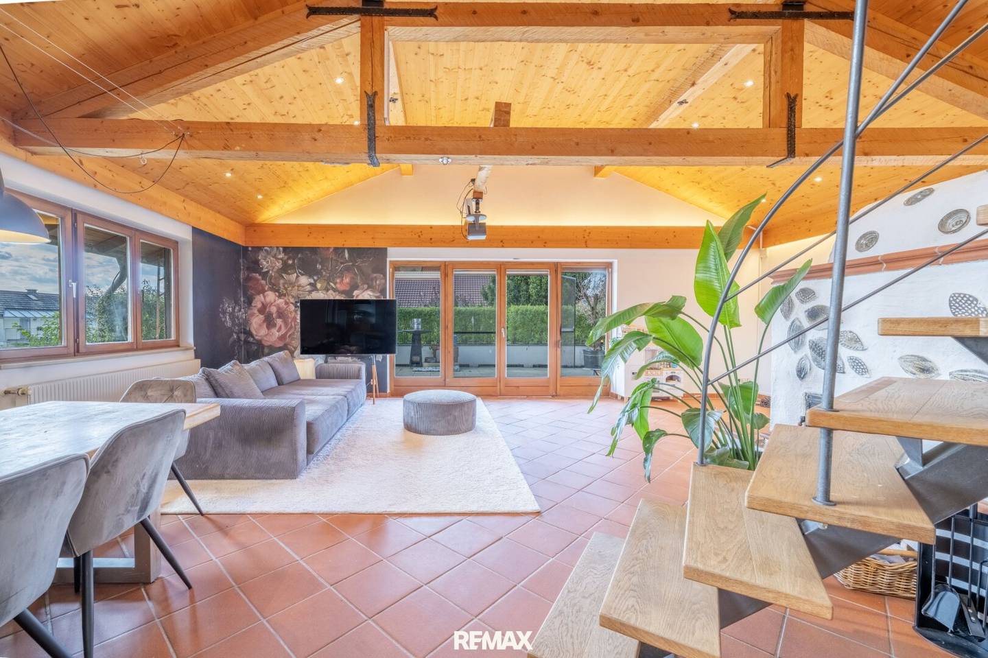 Loft-style 2-room maisonette over two levels