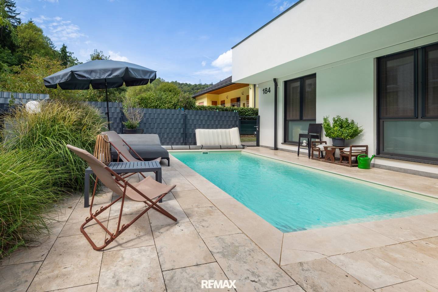 LIVING LIKE IN YOUR OWN HOUSE: Garden dream with pool in quiet green location