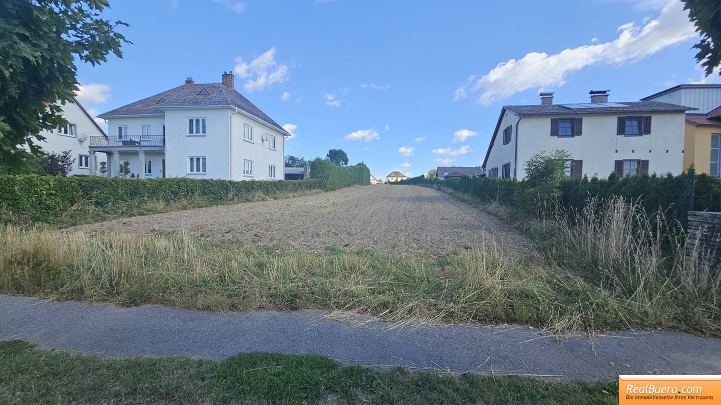 Residential and commercial building in the center of Vitis with green area and outbuildings (1.236m²) and building land (3261m²)