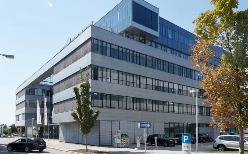 Bright modern loft apartment near Euro Plaza
