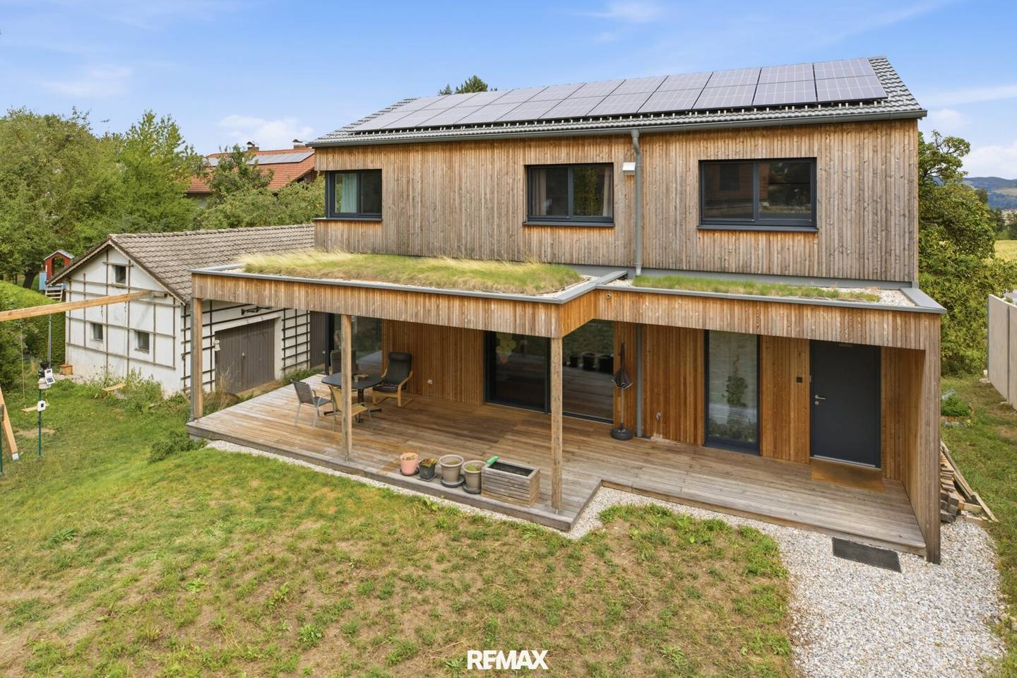 Neuwertiges Einfamilienhaus mit überdachter Terrasse und großzügiger Garage