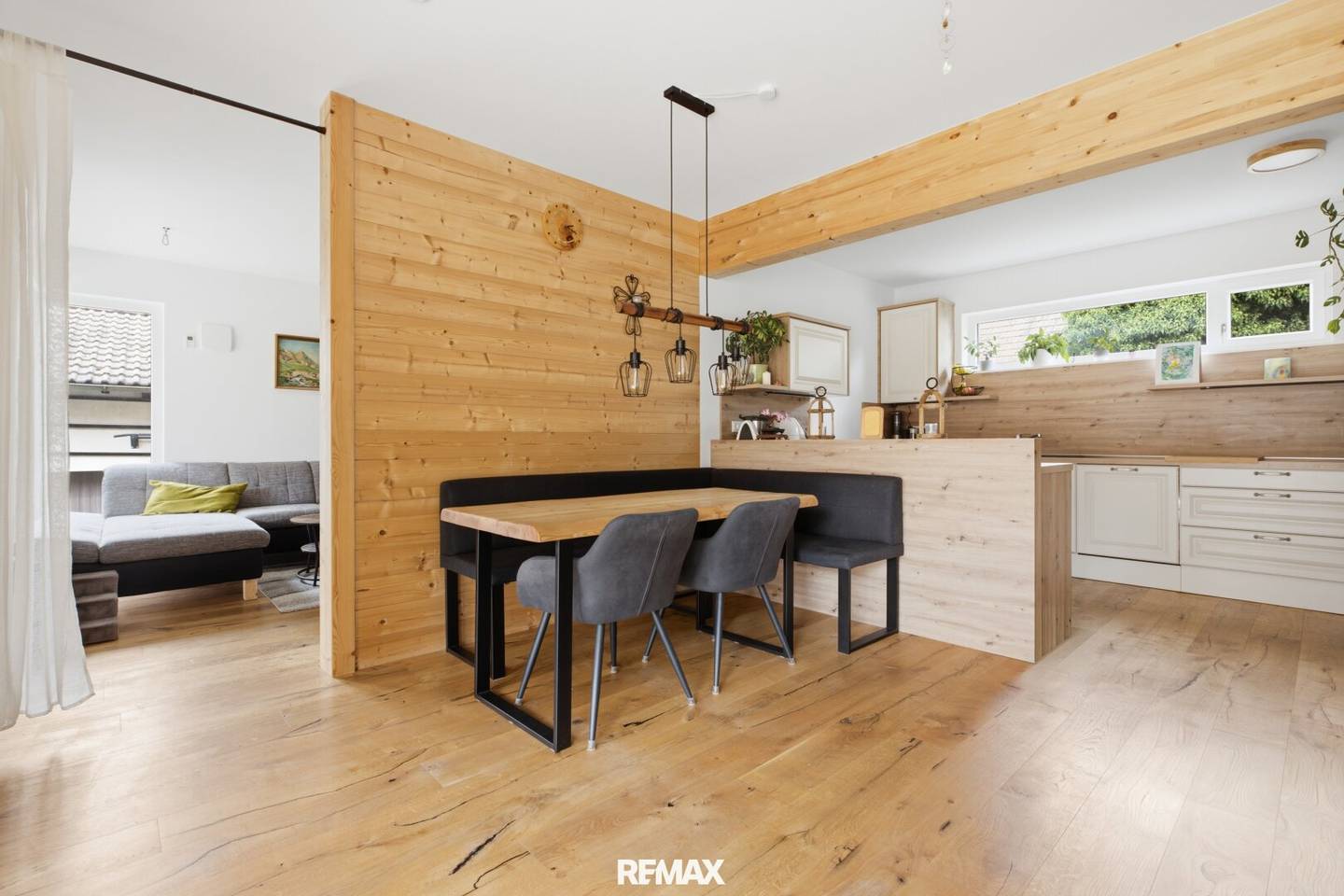 Neuwertiges Einfamilienhaus mit überdachter Terrasse und großzügiger Garage