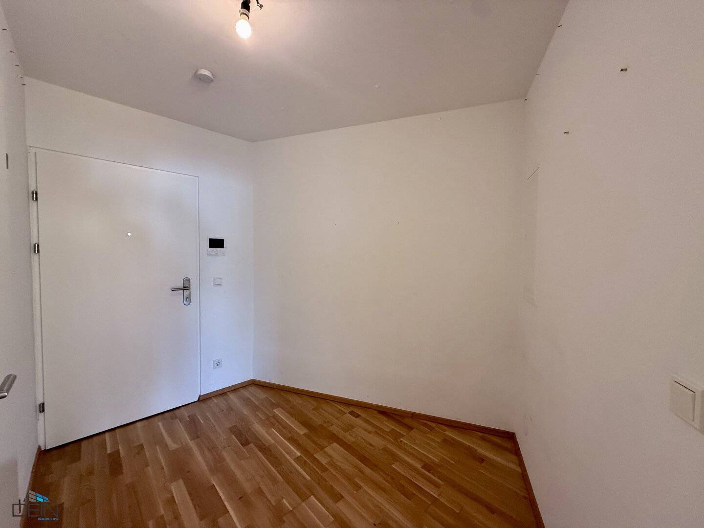 NEU! RUHIGE 1 ZIMMER NEUBAUWOHNUNG MIT EINER LOGGIA NÄHE BADETEICH SÜSSENBRUNN!