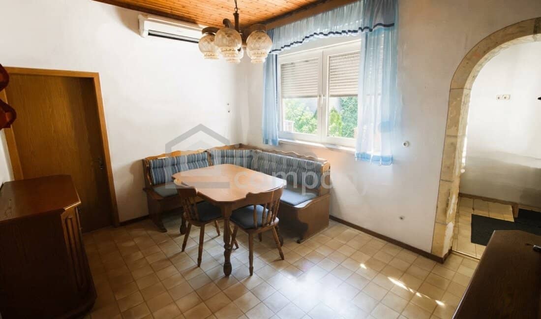 Charming single-family house and storage hall with garden, balcony and garage in Winden am See – 379.000 €