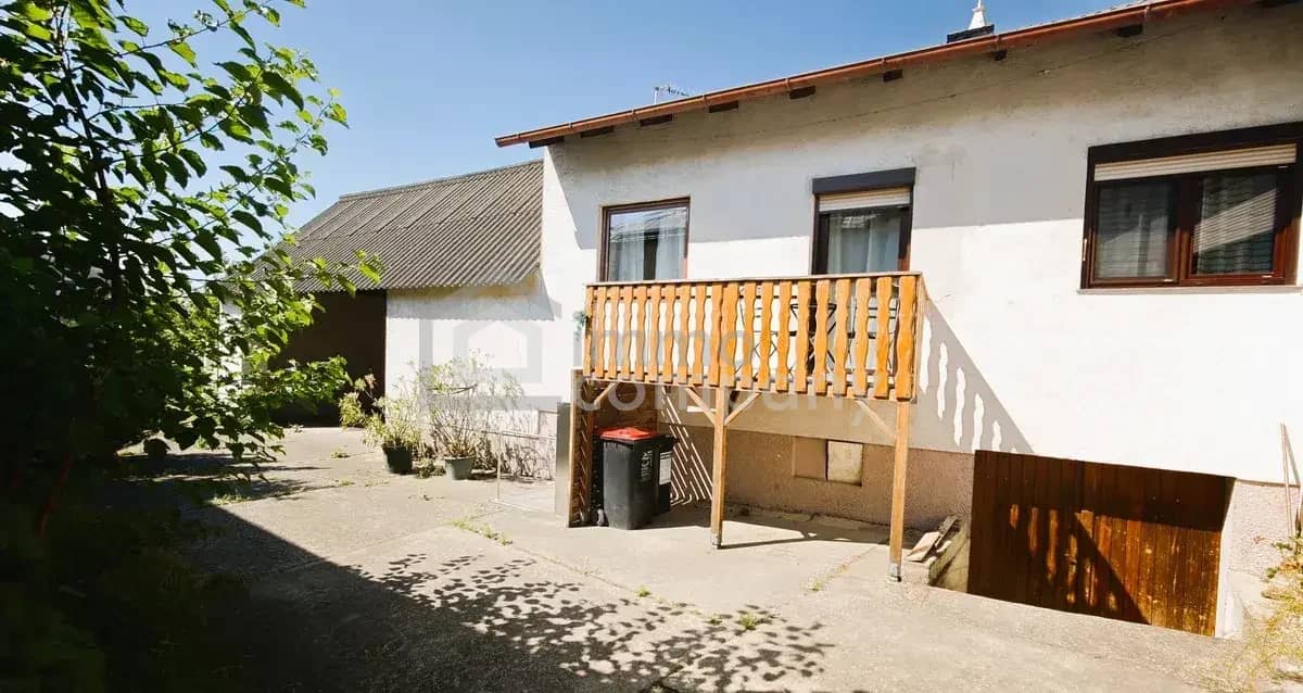Charming single-family house and storage hall with garden, balcony and garage in Winden am See – 379.000 €