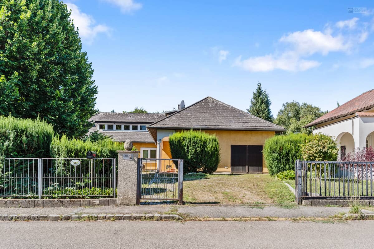 Family apartment with park like garden and great potential