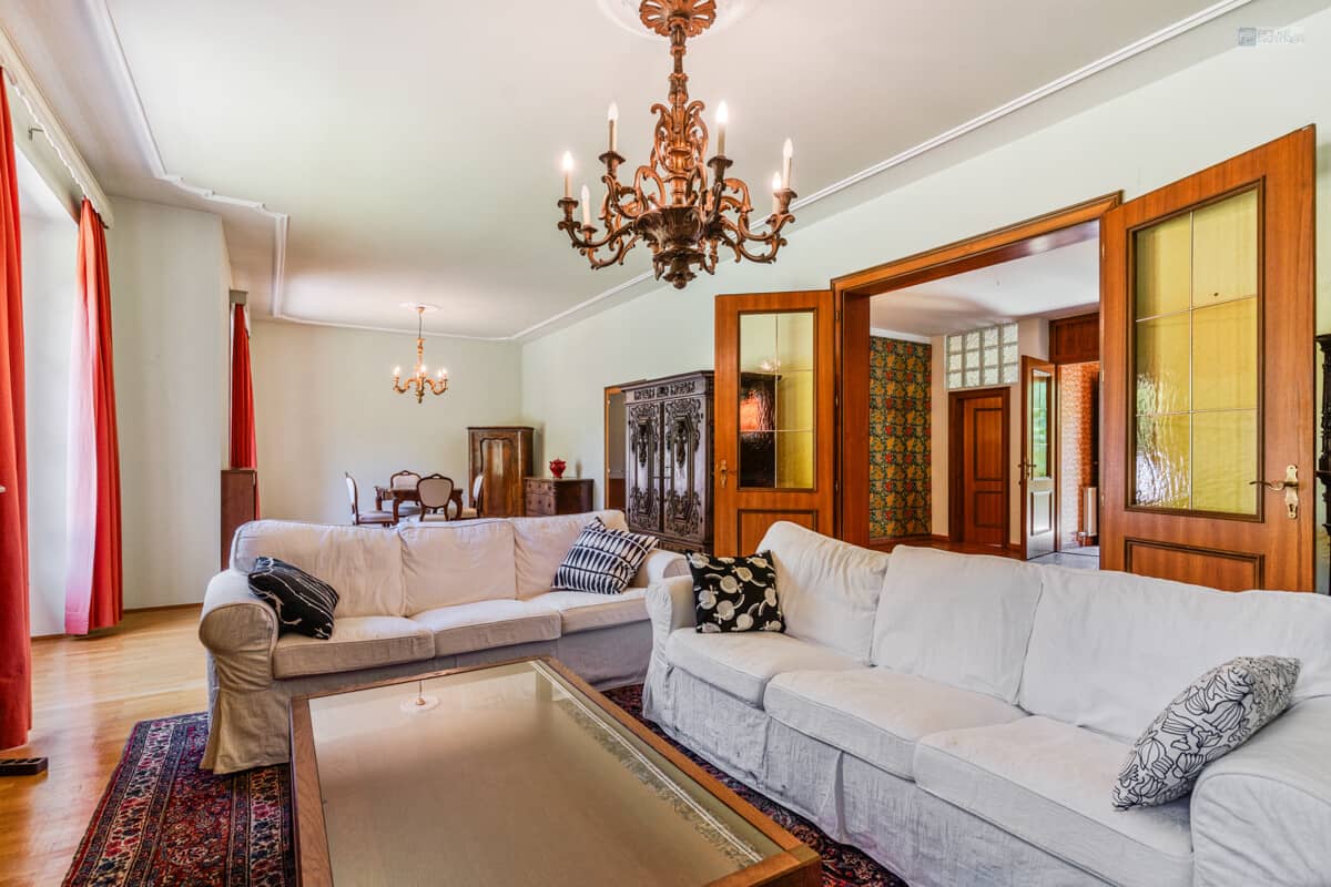Family apartment with park like garden and great potential