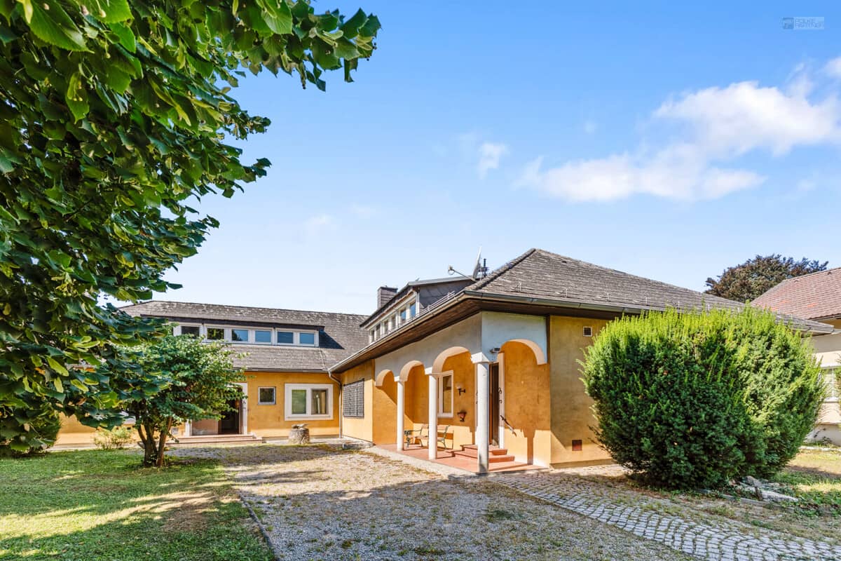 Family apartment with park like garden and great potential