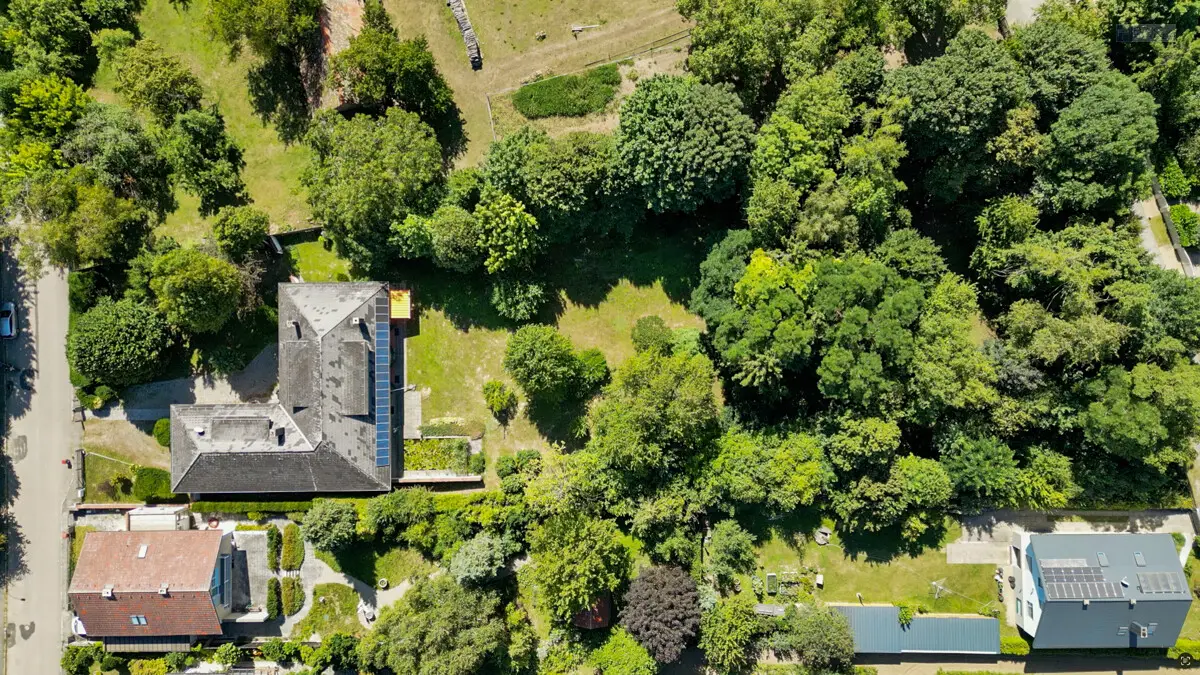 Familienwohnung in parkähnischem Garten mit viel Potenzial