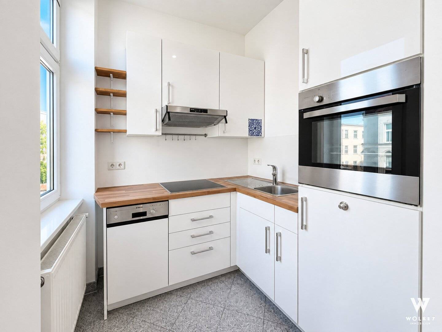 Charming 2-room period apartment incl. elevator Thoughtful layout Between Kongresspark and Yppenplatz
