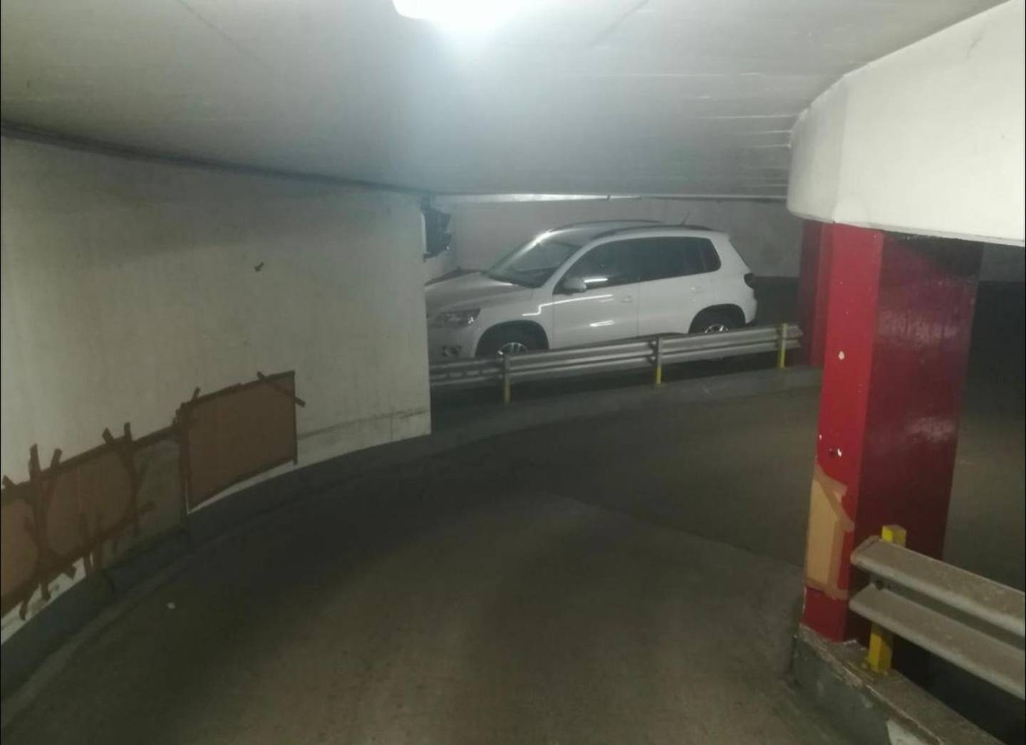 Well kept parking space near city center Souterrainwohnung