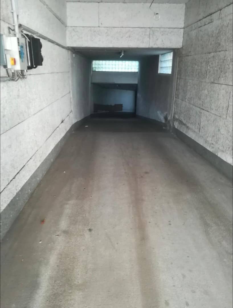 Well kept parking space near city center Souterrainwohnung