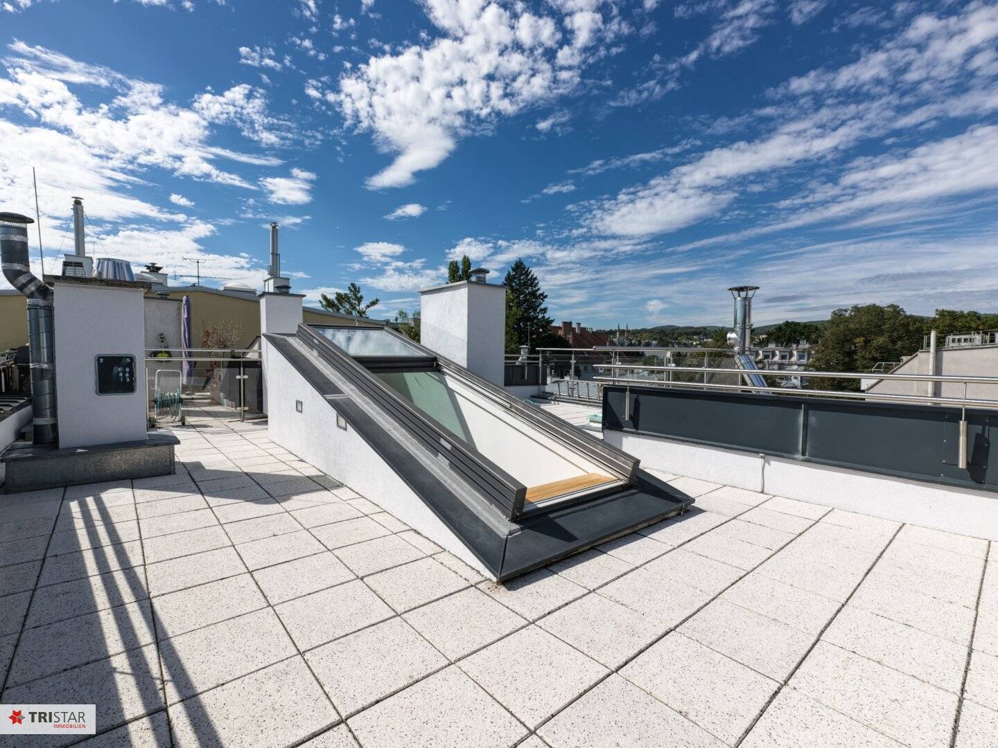 NEU! ++ DACHGESCHOSSWOHNUNG MIT BALKON + GROSSE DACHTERRASSE ++ TRAUMHAFTER BLICK ÜBER WIEN ++ KLIMAANLAGE + KÜCHE ++ TOPLAGE IM 13. BEZIRK ++