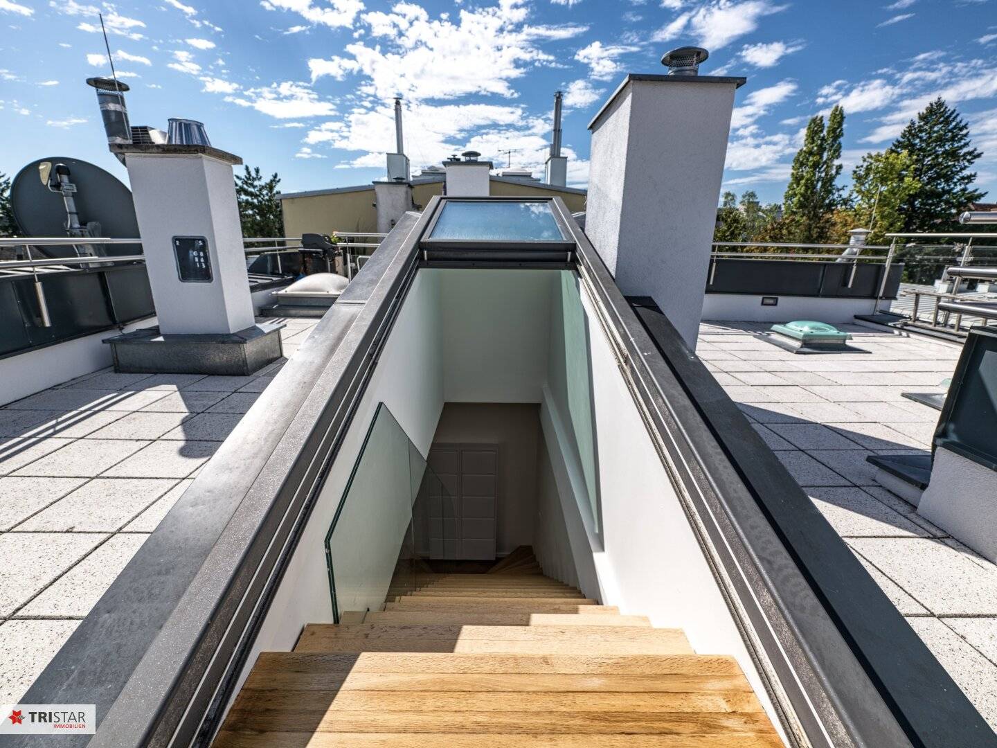 NEU! ++ DACHGESCHOSSWOHNUNG MIT BALKON + GROSSE DACHTERRASSE ++ TRAUMHAFTER BLICK ÜBER WIEN ++ KLIMAANLAGE + KÜCHE ++ TOPLAGE IM 13. BEZIRK ++
