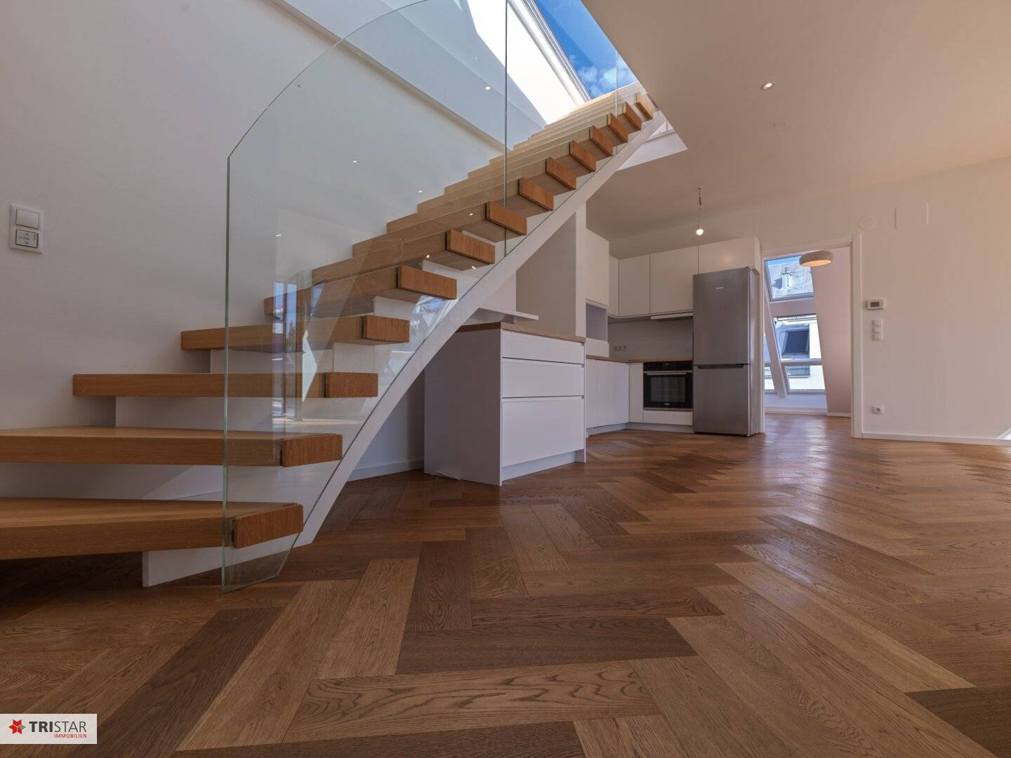 NEU! ++ DACHGESCHOSSWOHNUNG MIT BALKON + GROSSE DACHTERRASSE ++ TRAUMHAFTER BLICK ÜBER WIEN ++ KLIMAANLAGE + KÜCHE ++ TOPLAGE IM 13. BEZIRK ++