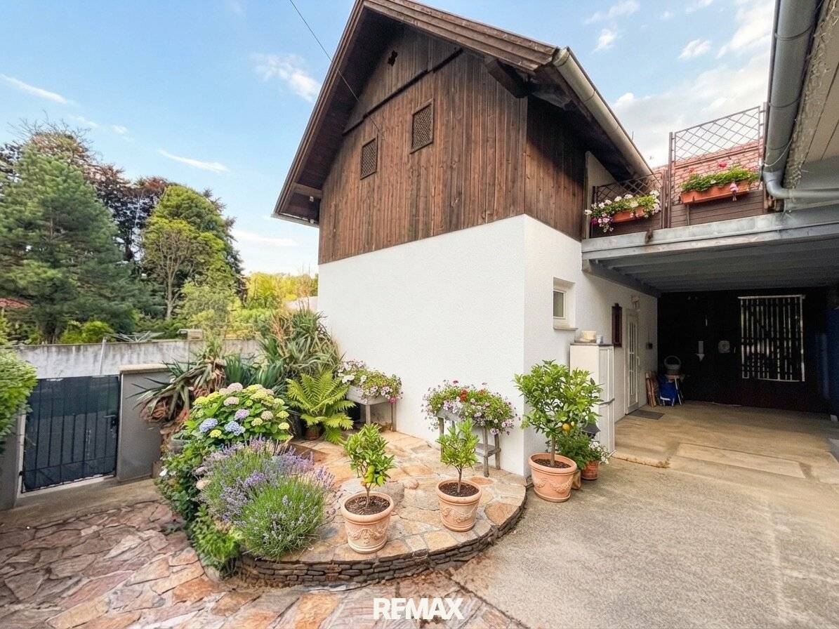 An estate, many possibilities – 3 residential units and an exceptionally large amount of space