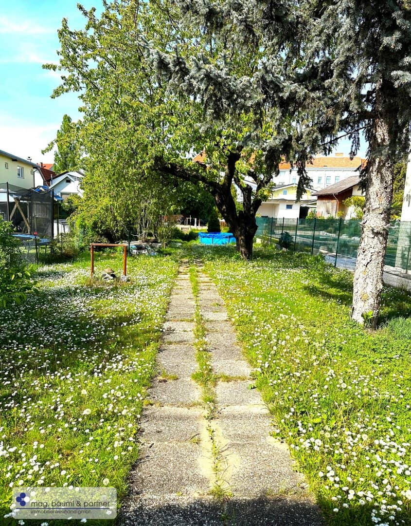 Private plot near S-Bahn station Siemensstraße in north south orientation