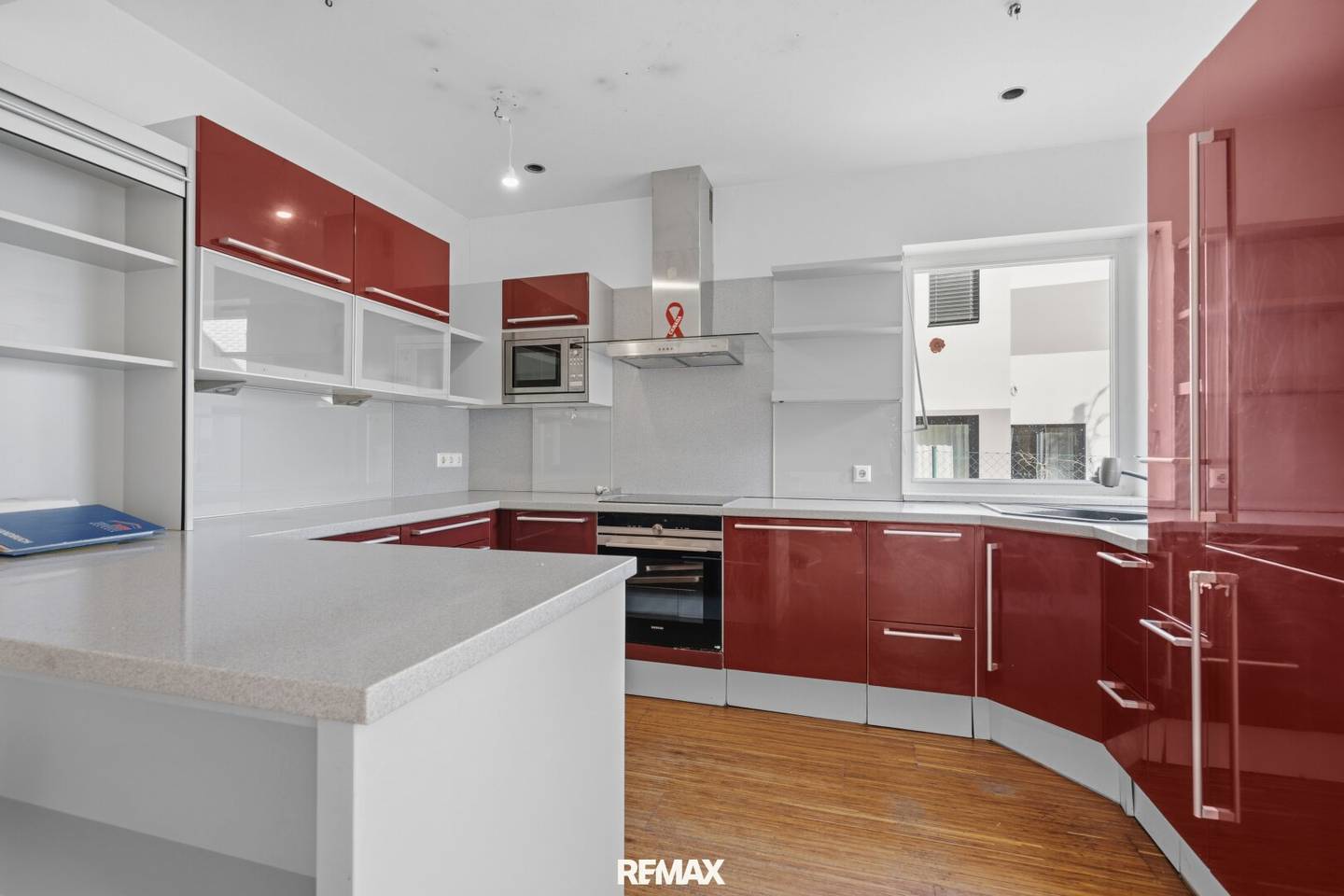 An adaptable home for the whole family (5 rooms), green surroundings, tranquility and the city just a quick suburban train hop away