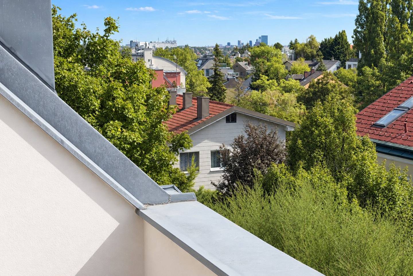 Sonnige Dachgeschoss-Maisonette mit Terrasse und Wienblick in absoluter Grünruhelage