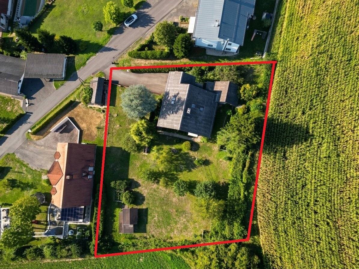 Einfamilienhaus mit Charme auf rund 2.350 m² im südoststeirischen Hügelland – Dachgeschoss ausbaufähig zur zweiten oder erweiterten Wohneinheit!
