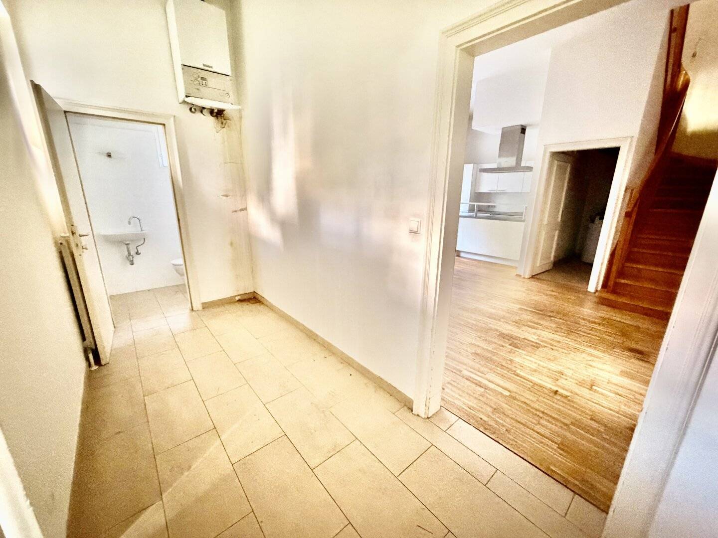 Commission-free from the owner Unrenovated 6-room townhouse with 40 m2 terrace near the Volksoper