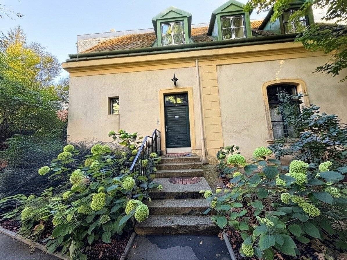 Commission-free from the owner Unrenovated 6-room townhouse with 40 m2 terrace near the Volksoper
