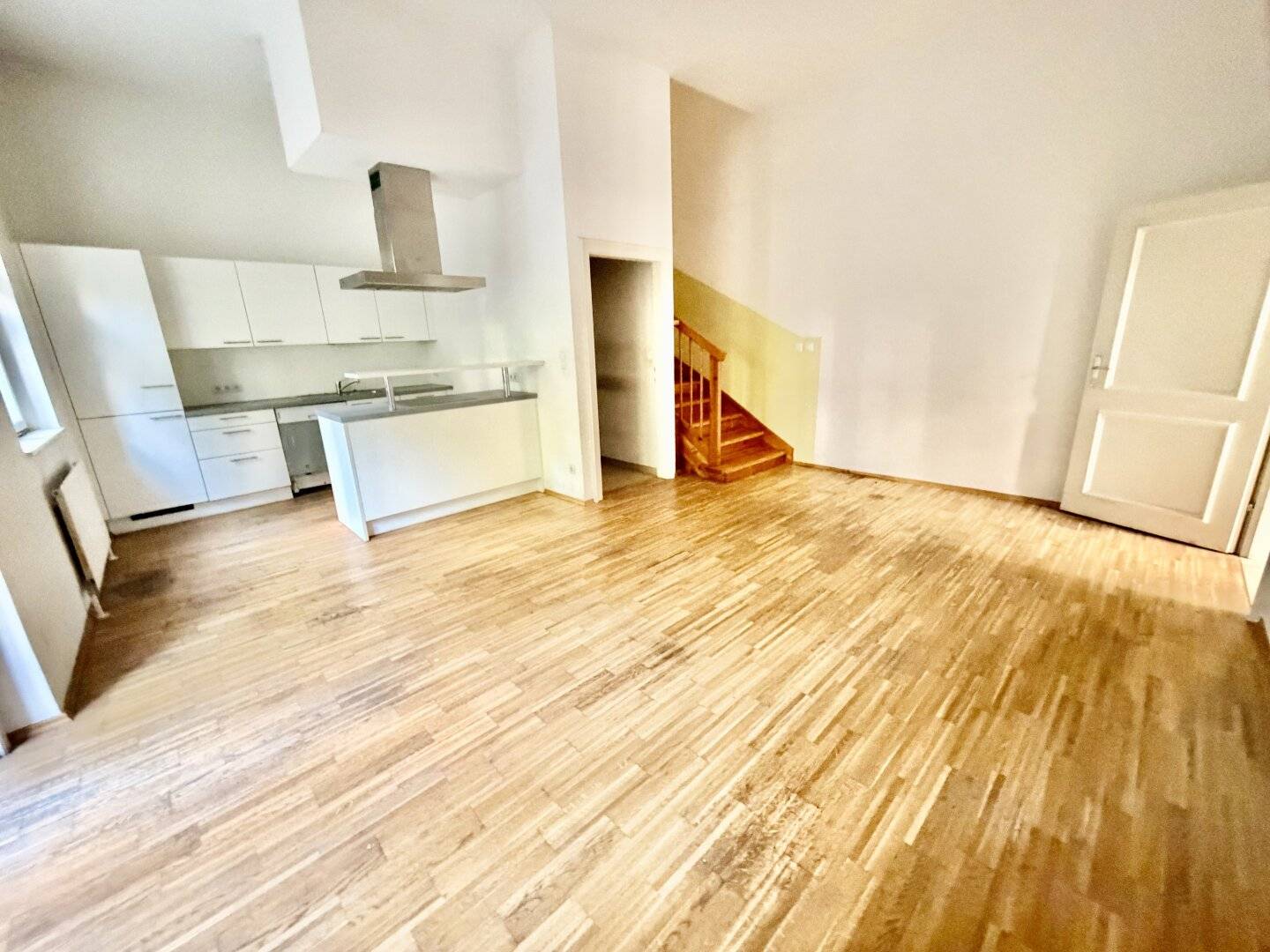 Commission-free from the owner Unrenovated 6-room townhouse with 40 m2 terrace near the Volksoper