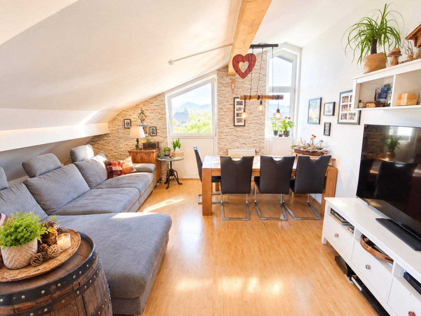 Above the roofs of Siezenheim: Wonderful and spacious attic apartment with great view and prime location
