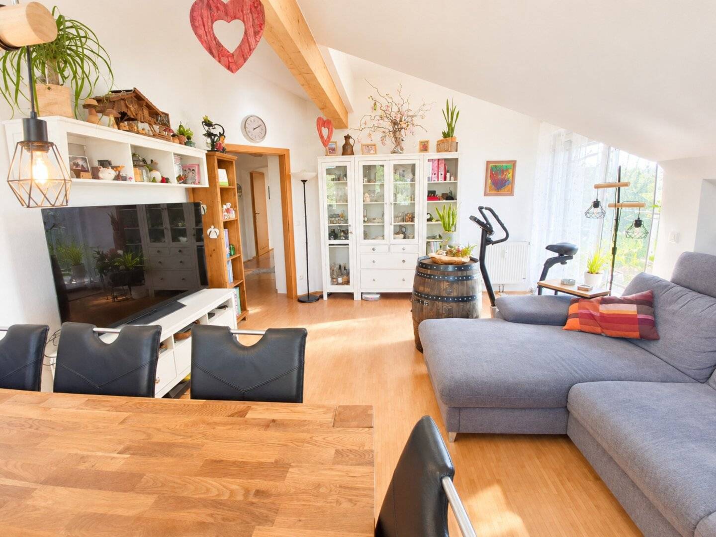 Above the roofs of Siezenheim: Wonderful and spacious attic apartment with great view and prime location