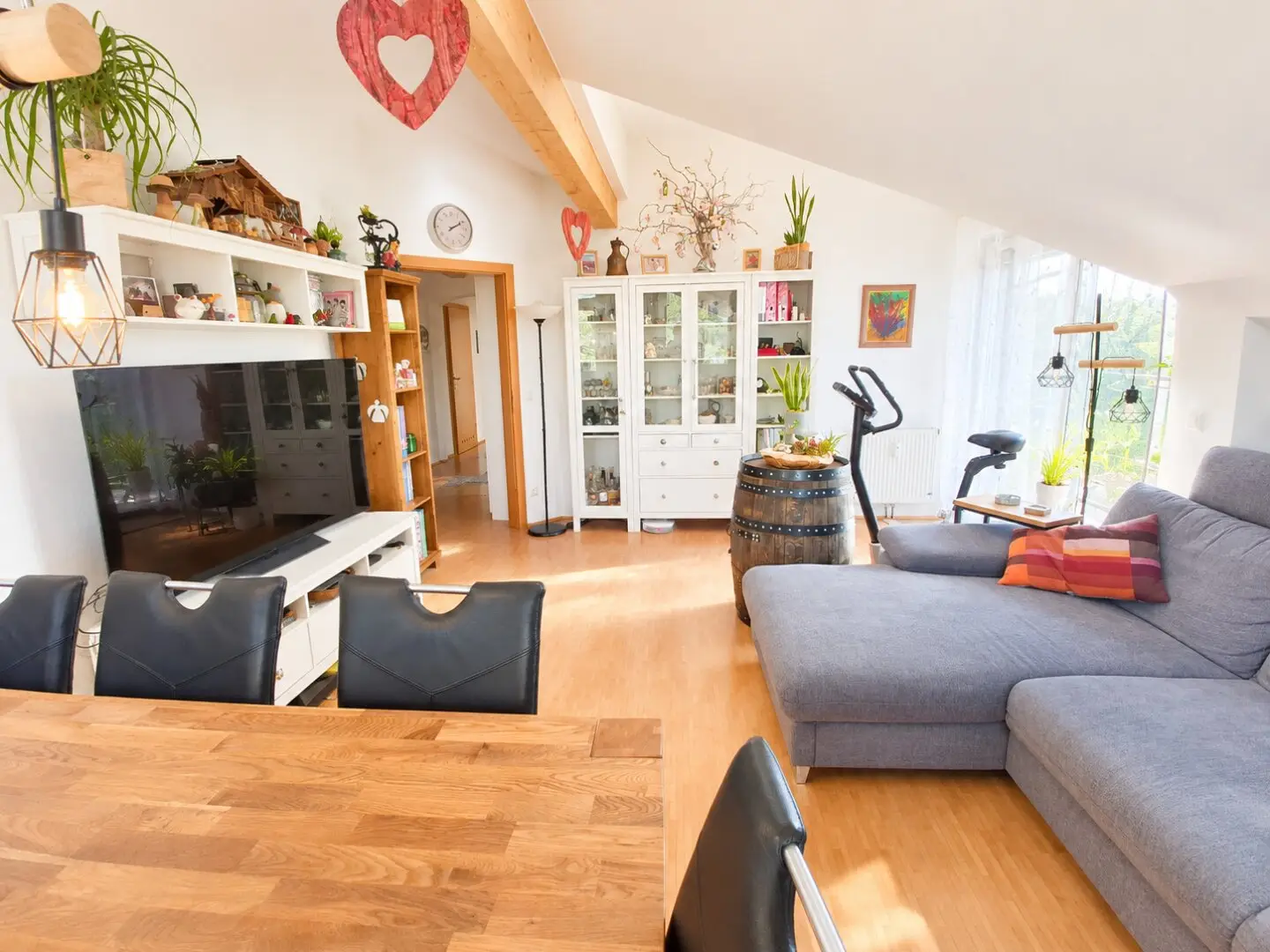 Above the roofs of Siezenheim: Wonderful and spacious attic apartment with great view and prime location