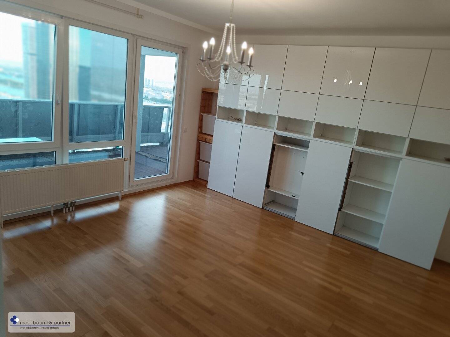 VIC, 32nd floor, open-ended 3-room apartment with balcony and fantastic view
