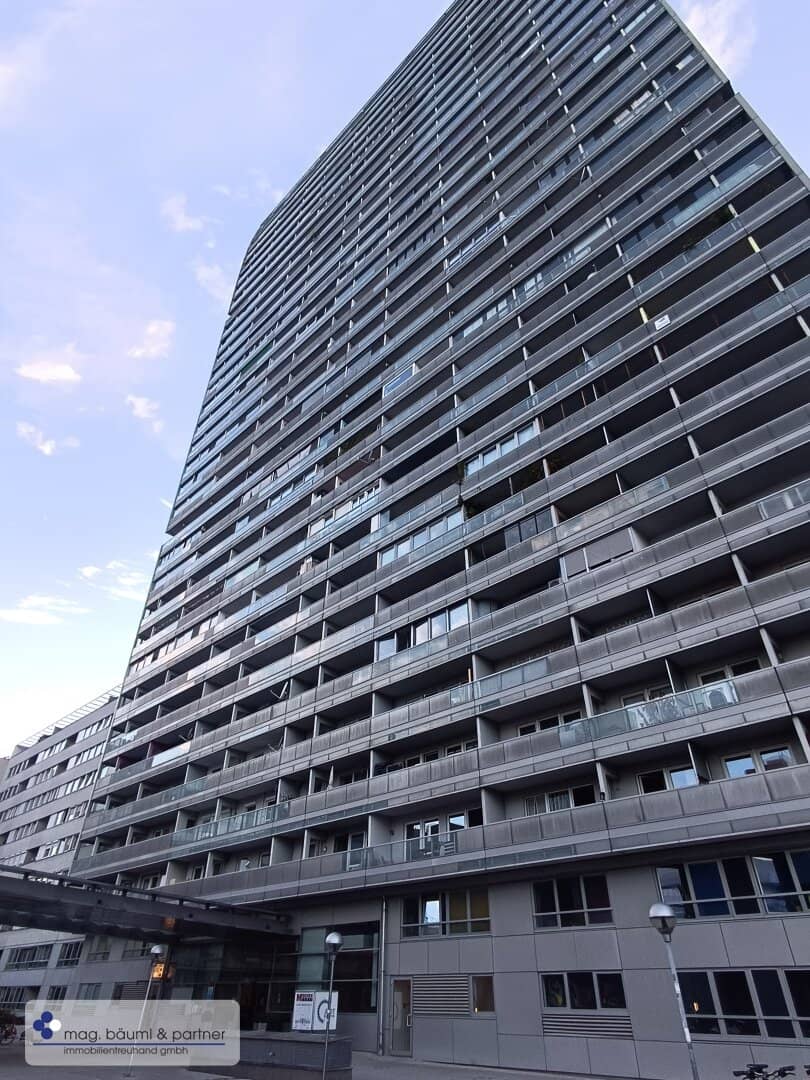 VIC, 32nd floor, open-ended 3-room apartment with balcony and fantastic view