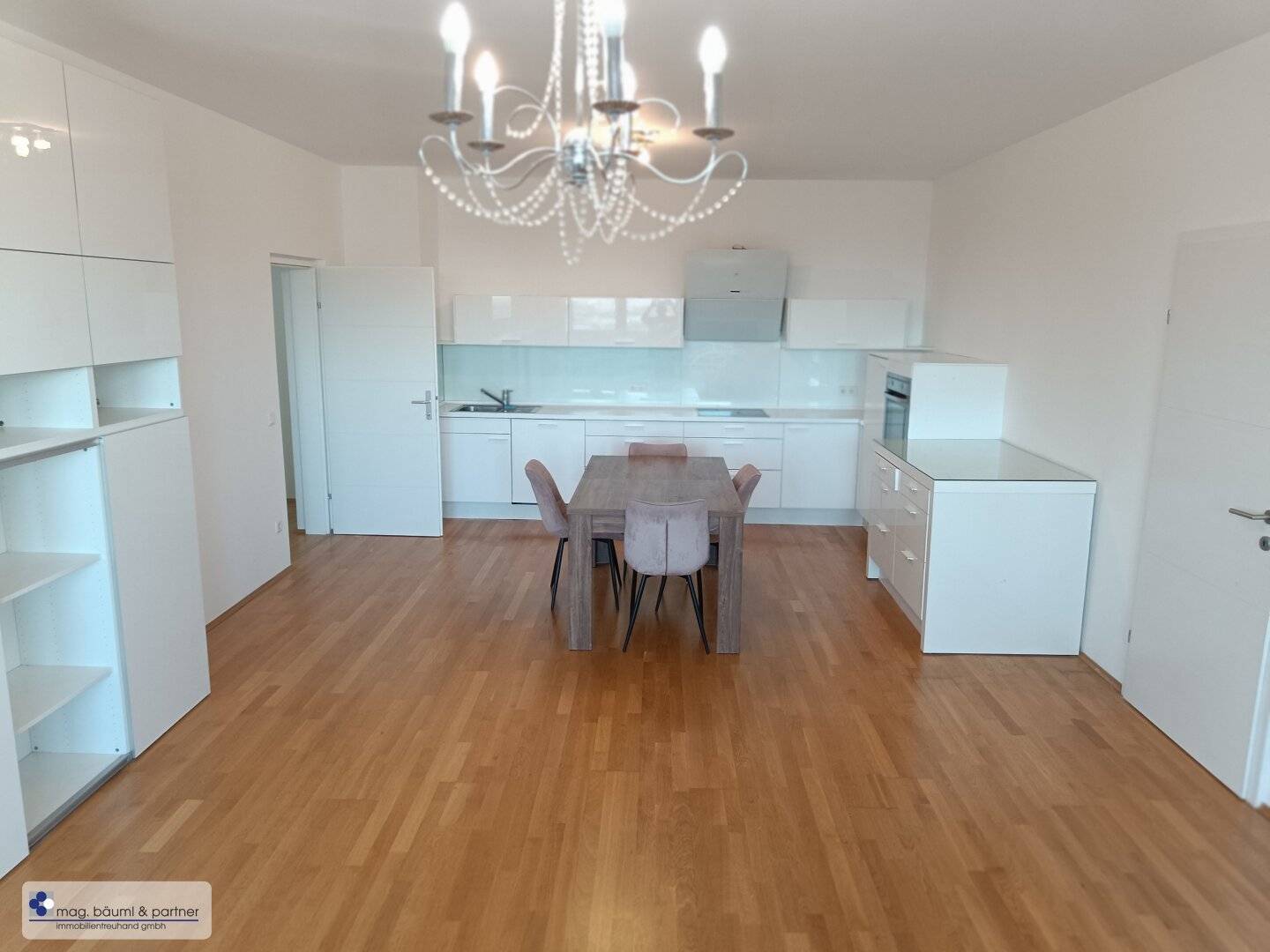 VIC, 32nd floor, open-ended 3-room apartment with balcony and fantastic view