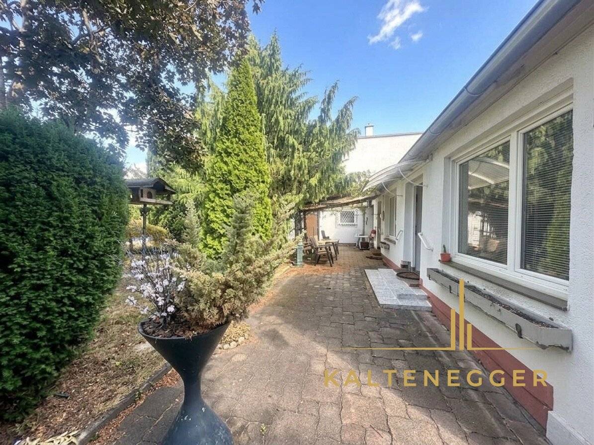 Spacious single family house with garden and pool in Neunkirchen – in need of renovation
