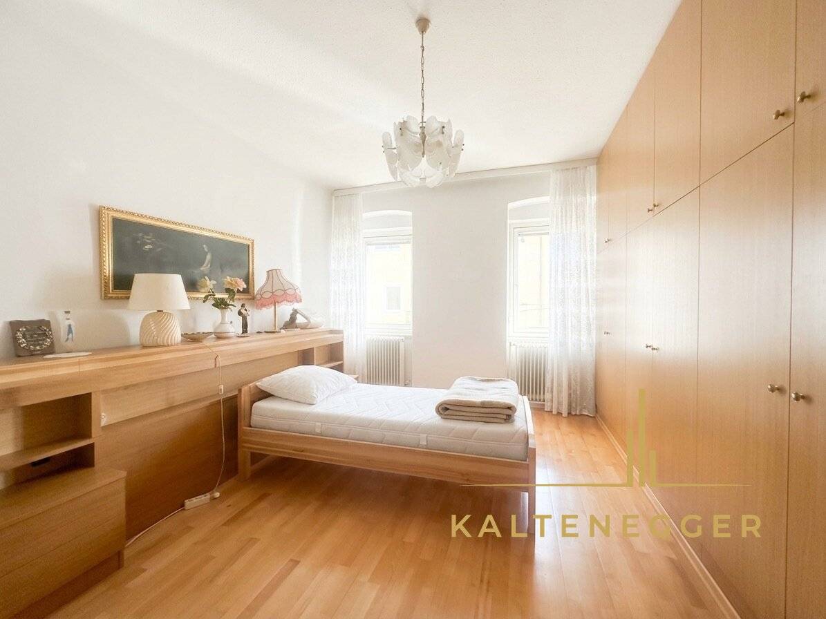 Spacious single family house with garden and pool in Neunkirchen – in need of renovation