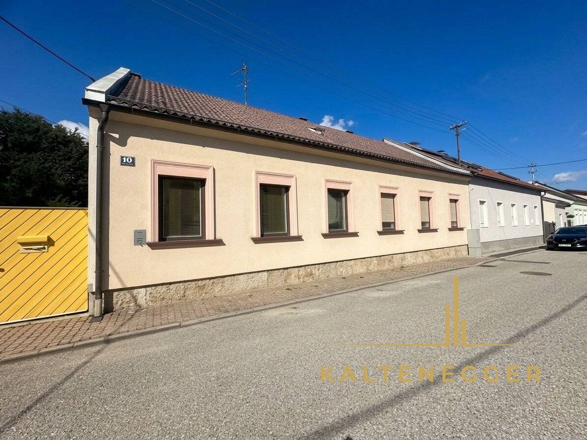 Spacious single family house with garden and pool in Neunkirchen – in need of renovation