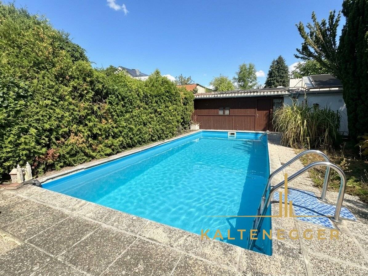 Spacious single family house with garden and pool in Neunkirchen – in need of renovation