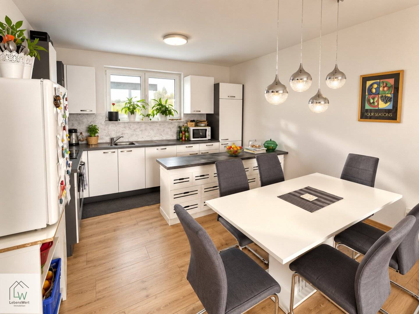Living with plenty of space – 3 rooms, loggia &amp; 2 parking spaces