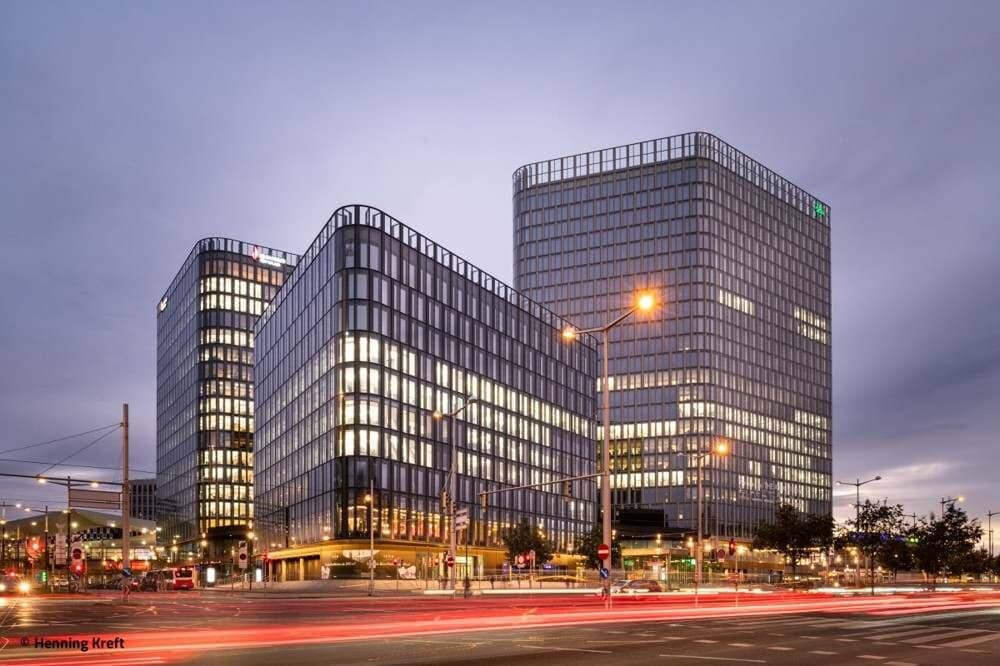 Modernes Büro im ICON Tower mit Klimatisierung und bodentiefen Fenstern