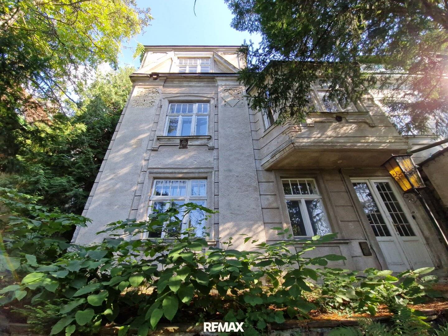 Period villa in a quiet location for major renovation