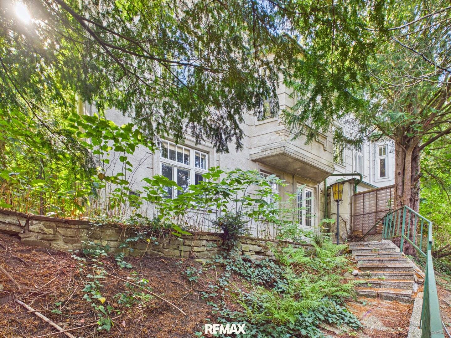 Period villa in a quiet location for major renovation