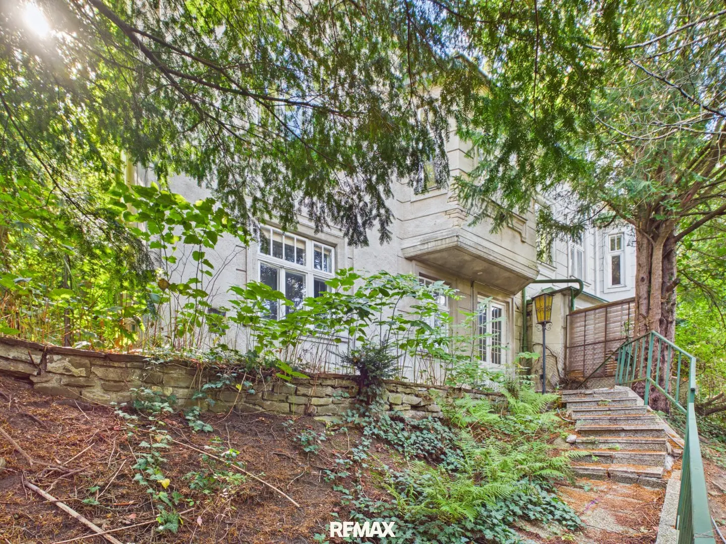 Period villa in a quiet location for major renovation
