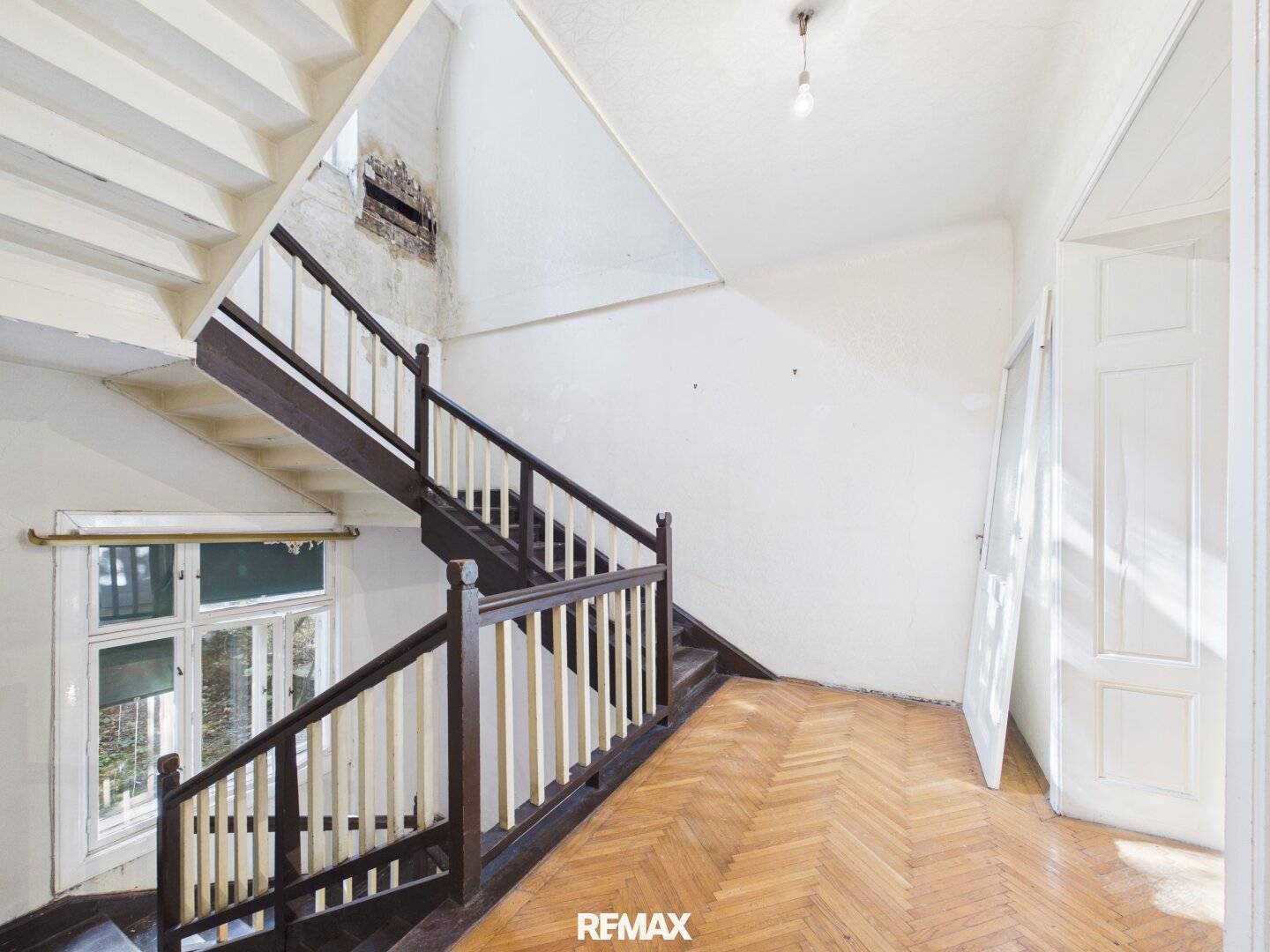Period villa in a quiet location for major renovation