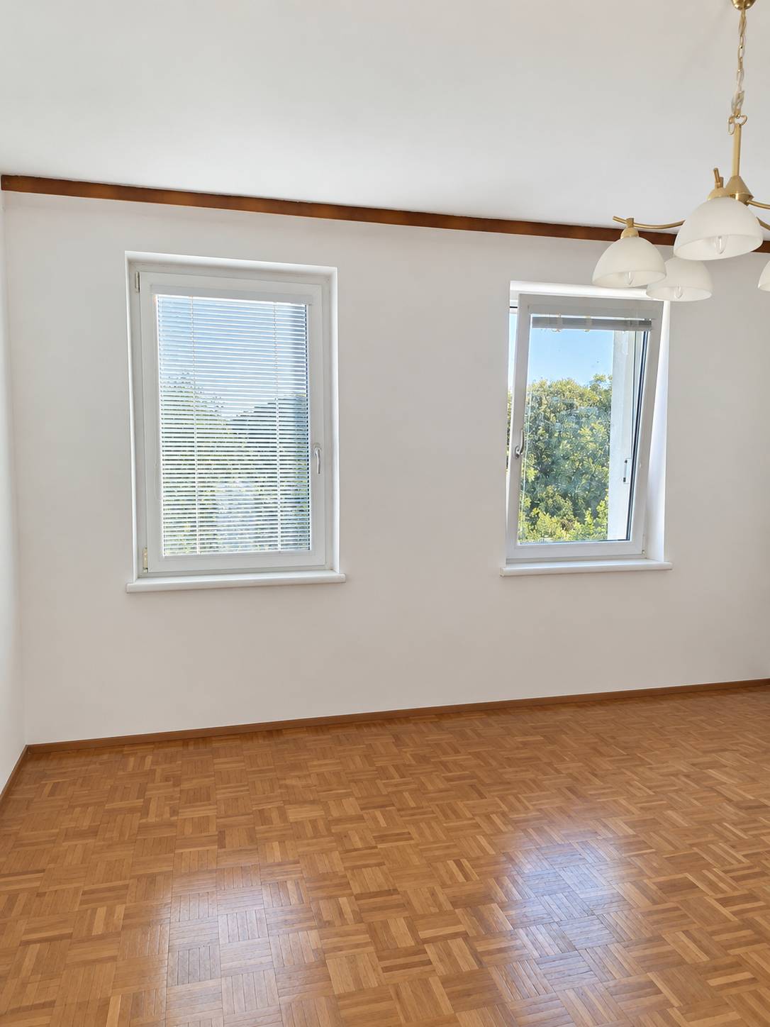 Bright apartment with lift and new fitted kitchen
