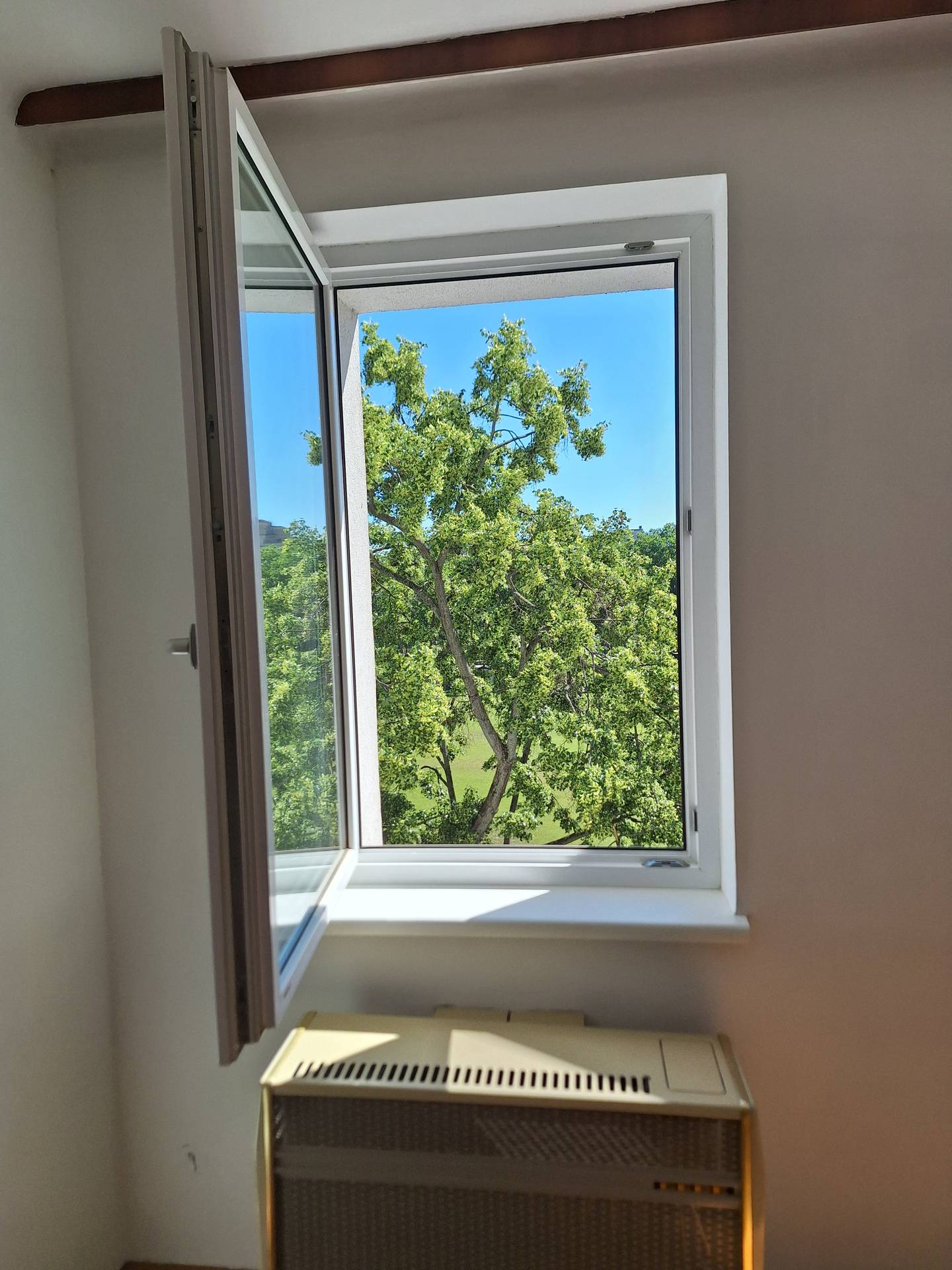 Bright apartment with lift and new fitted kitchen