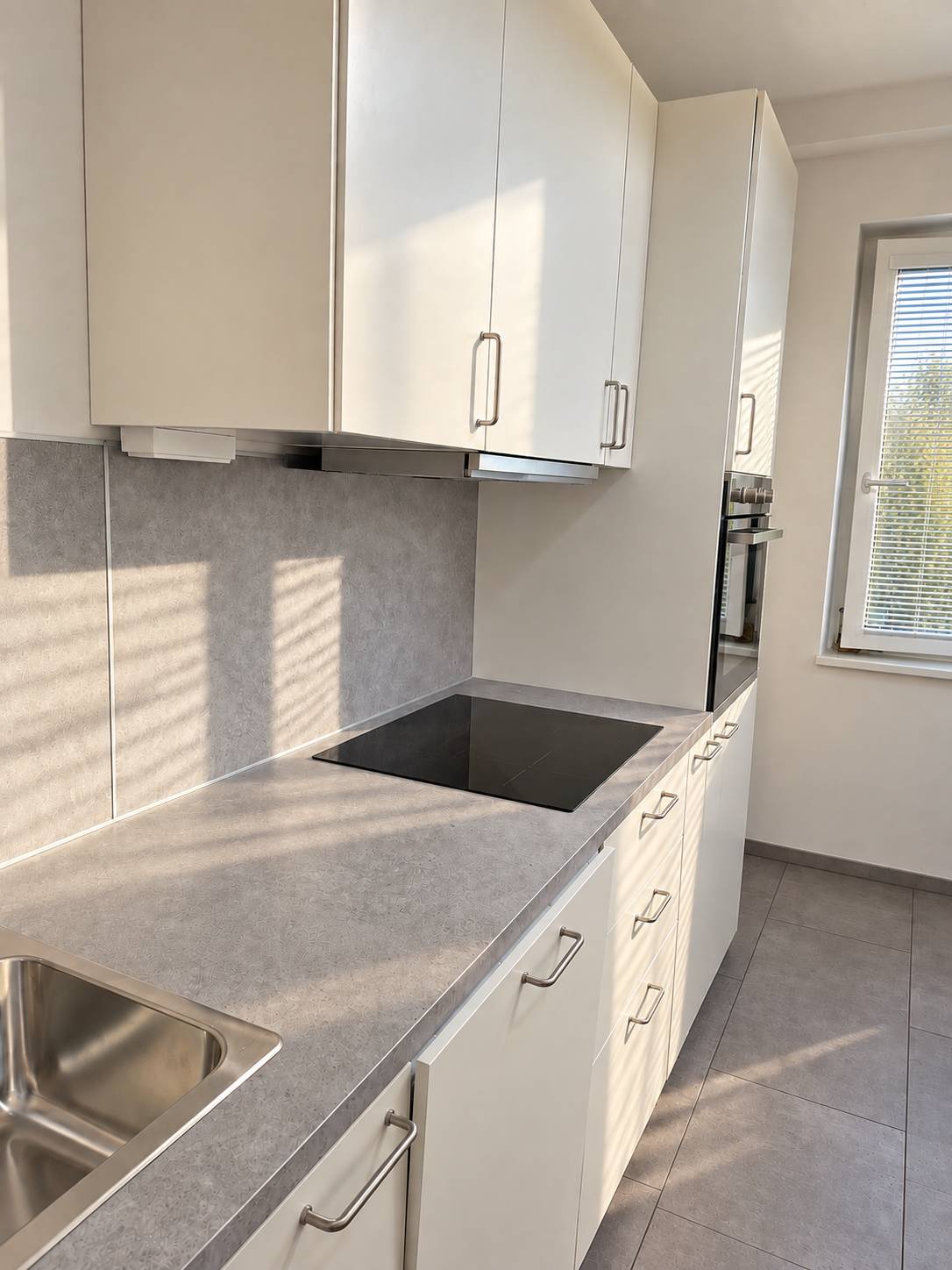Bright apartment with lift and new fitted kitchen