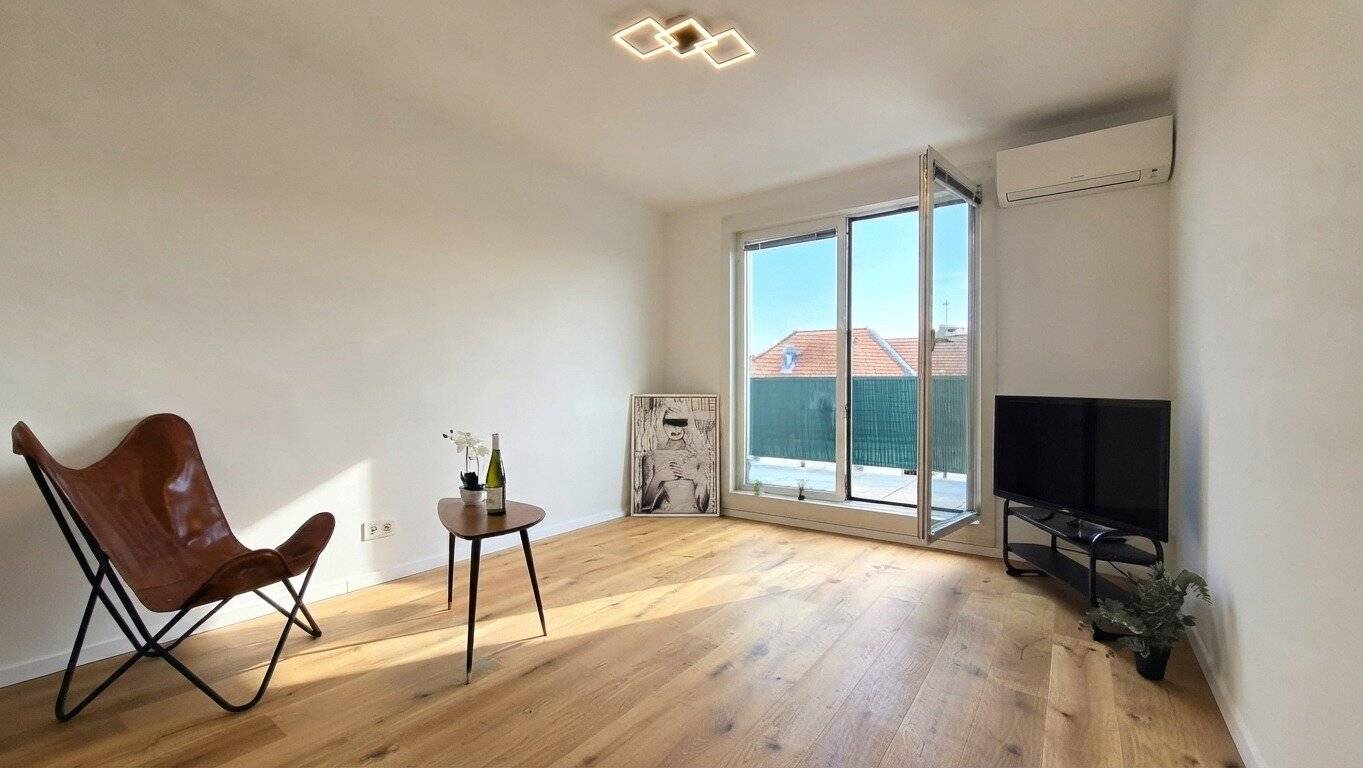First occupancy after renovation in attic with 11m² terrace and air conditioning