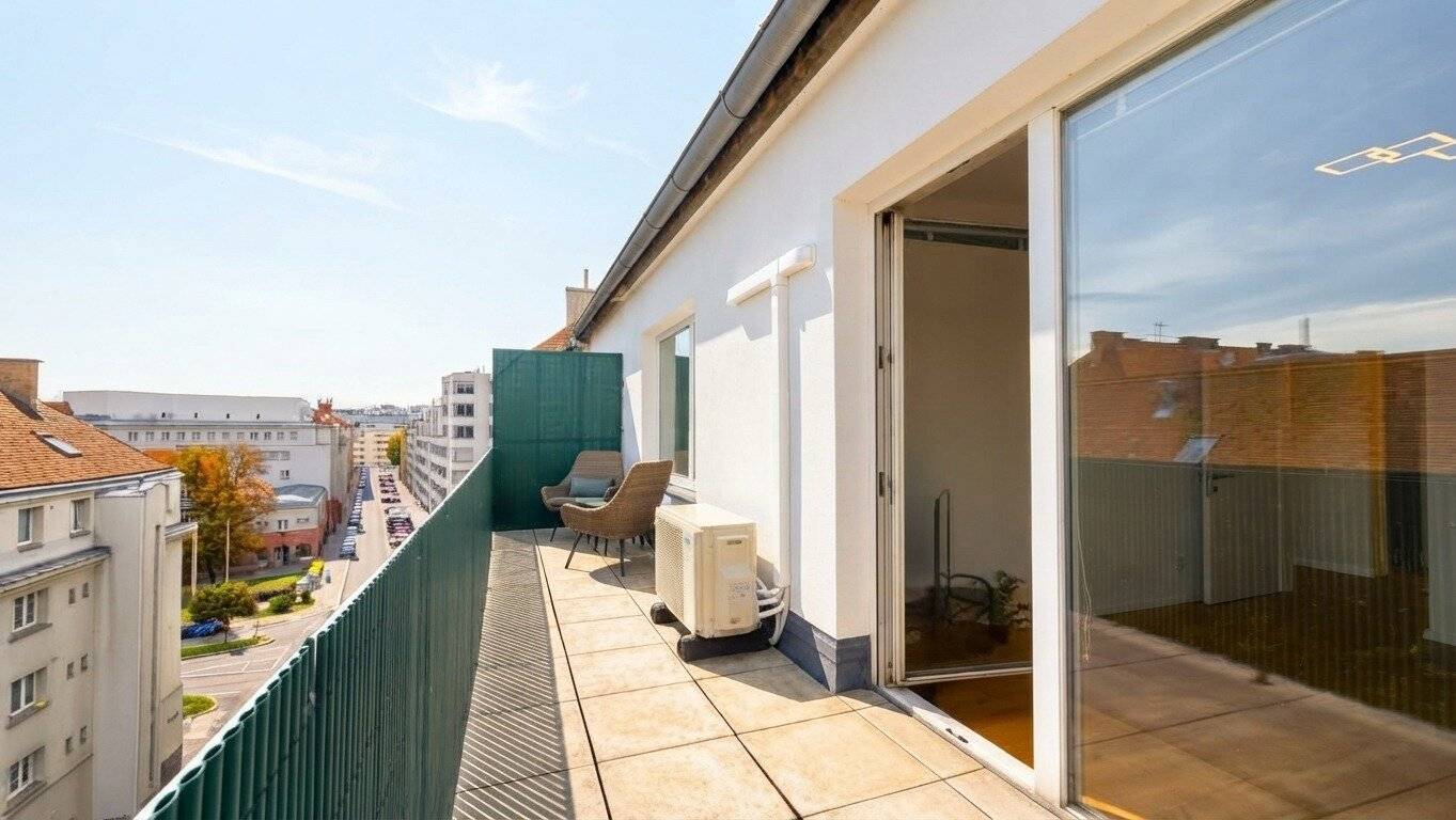 First occupancy after renovation in attic with 11m² terrace and air conditioning