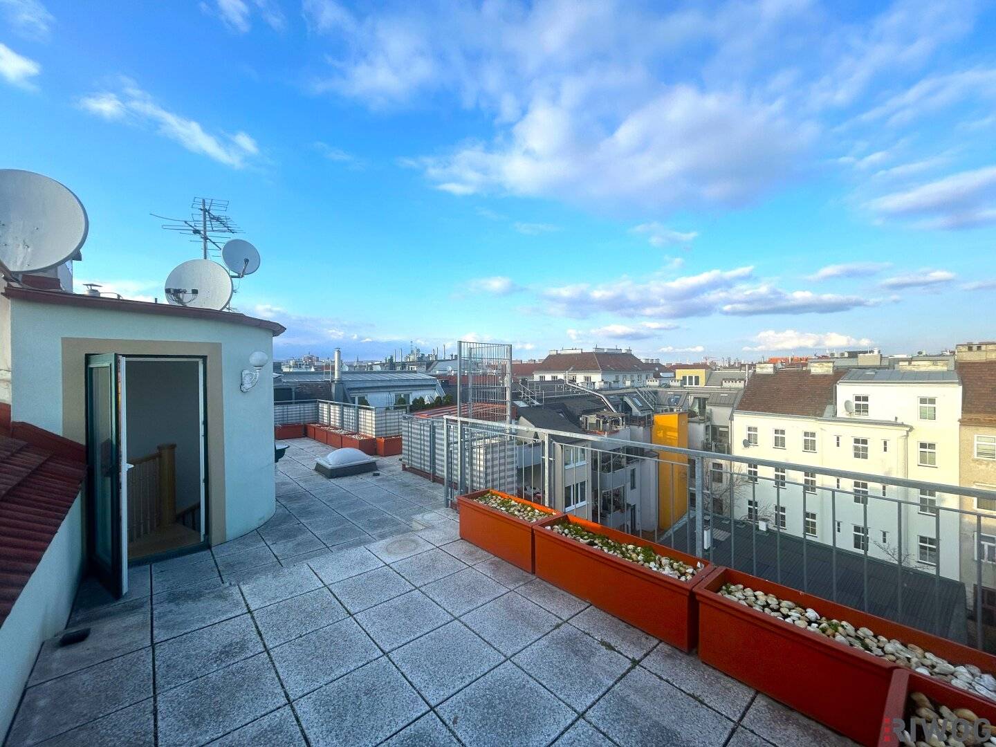 Near Haydnpark - U4 / U6 I 60m² Roof terrace I Elevator I Air conditioning I Second occupancy after general renovation